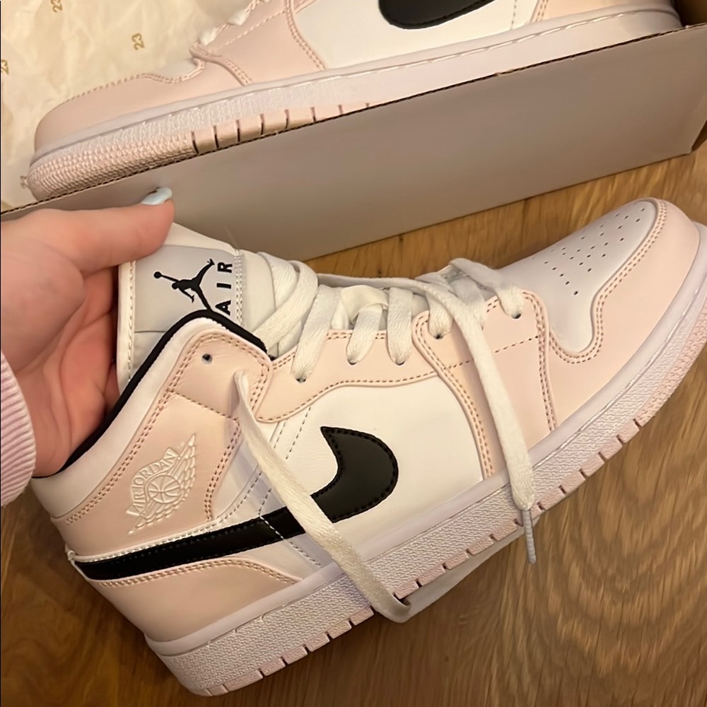 Nike Jordans Mid - Picture 2 of 4